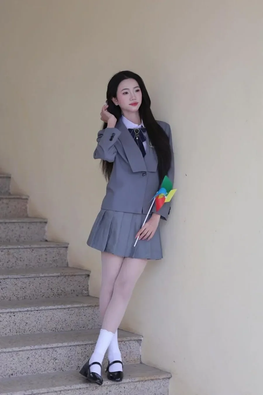 Mặc gì đi dự lễ tốt nghiệp? 15+ gợi ý phối đồ ấn tượng cho nam, nữ - 3