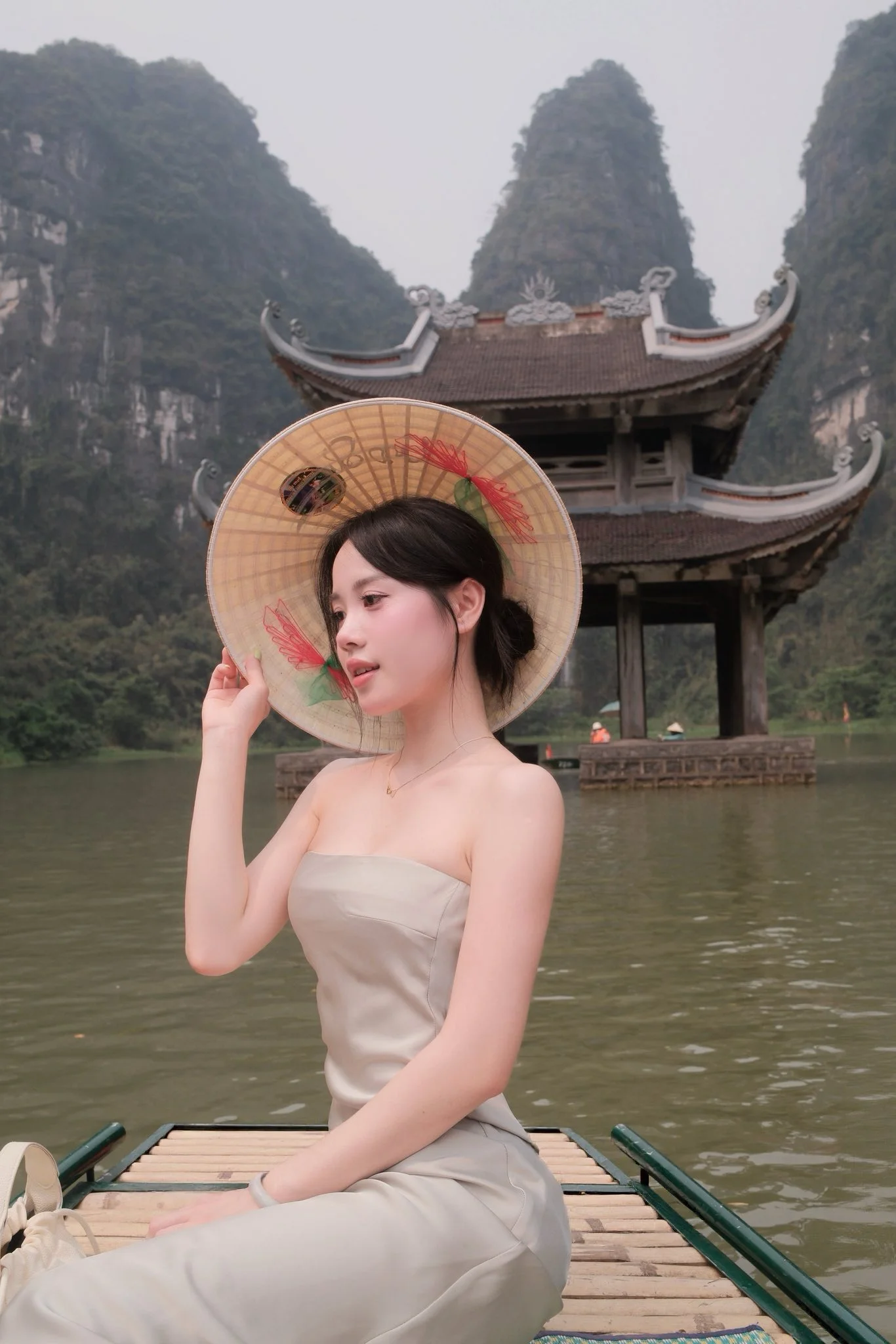 Mê mẩn với khung cảnh Tràng An non nước, qua bộ ảnh của hot girl xinh đẹp này