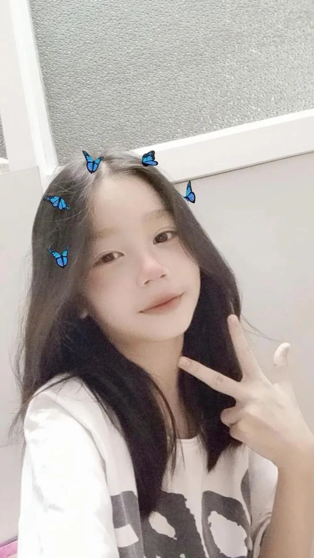 Ảnh mạng gái xinh với filter bướm trên tóc