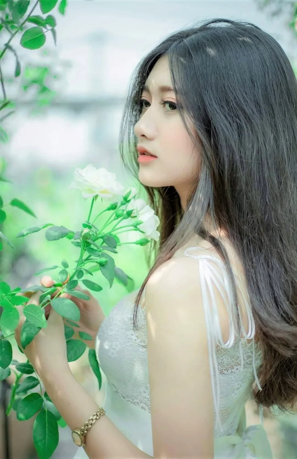 Ảnh mạng gái xinh giữa vườn hoa tươi tắn