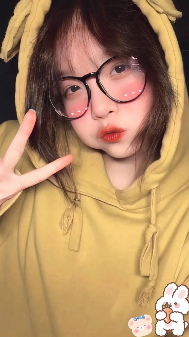 Ảnh mạng gái xinh mặc áo hoodie vàng cá tính
