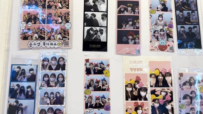 Chụp ảnh lấy liền ở photo booth được giới trẻ hiện đại tại Hàn Quốc đón nhận vì nhiều lý do, nó không những mang mức giá hợp lý, thao tác đơn giản tùy chỉnh