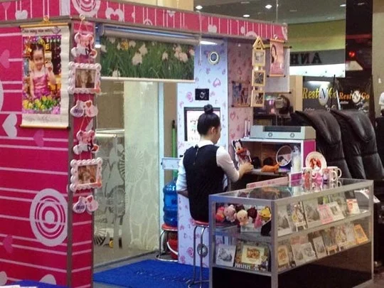 Booth chụp ảnh lấy ngay phong cách Hàn Quốc với nhiều phụ kiện trang trí