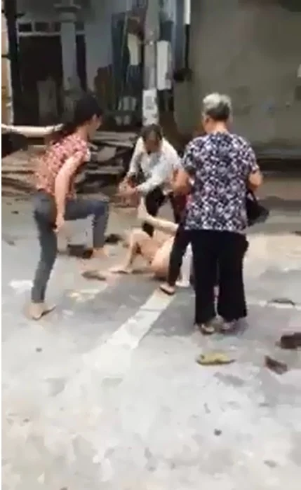 Đánh ghen kinh hoàng: Cô gái trẻ bị lột trần truồng, cắt trụi tóc, nhổ cả lông...vùng kín