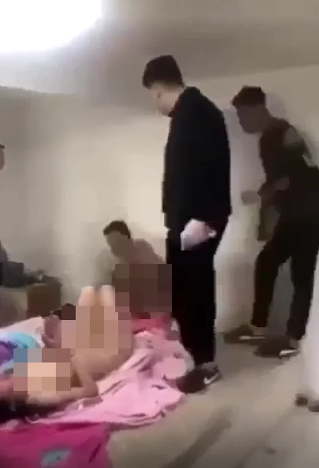 Đánh ghen chấn động chưa từng thấy: Vợ bắt nhân tình của chồng khỏa thân nằm vỗ tay xem màn hành hạ, còn ép 2 người họ 'quan hệ' ngay trước mặt