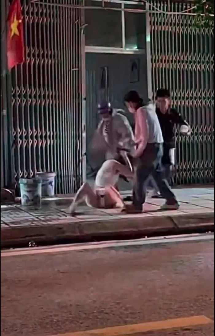 Clip đánh ghen náo loạn đường phố ở Quảng Ninh: Cô gái trẻ bị hành hung, dân mạng tranh cãi gay gắt