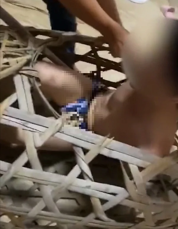 Người đàn ông bị đánh ghen bằng cách nhốt vào rọ lợn