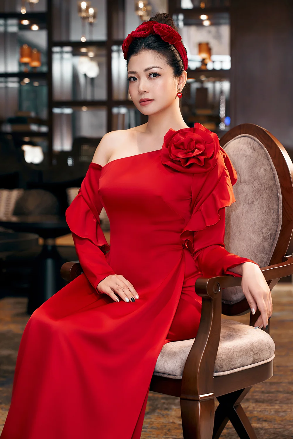 Diễn viên Kiều Anh "biến hóa" khi làm người mẫu áo dài (2)