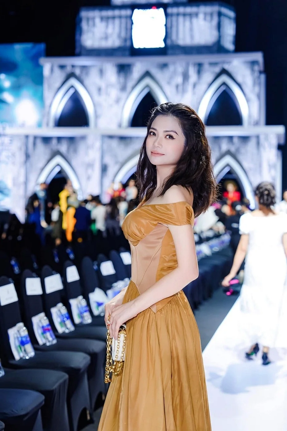 Gia đình mình vui bất thình lình: Diễn viên (10)