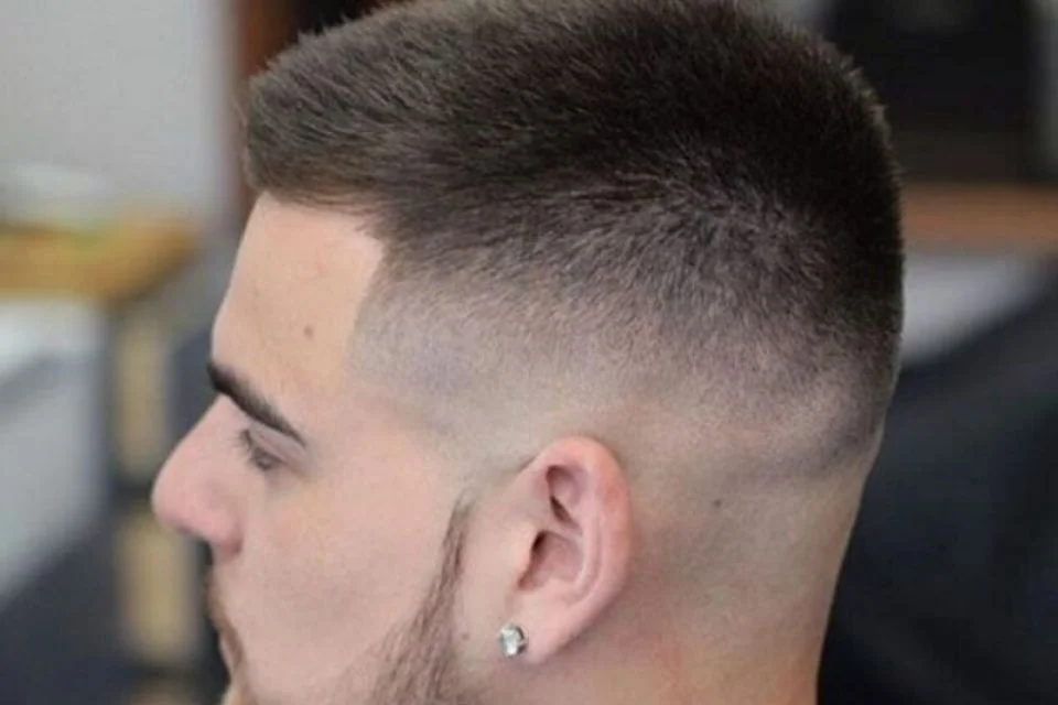 Kiểu tóc lính thủy đánh bộ buzz cut fade thấp nhìn từ phía sau và bên hông