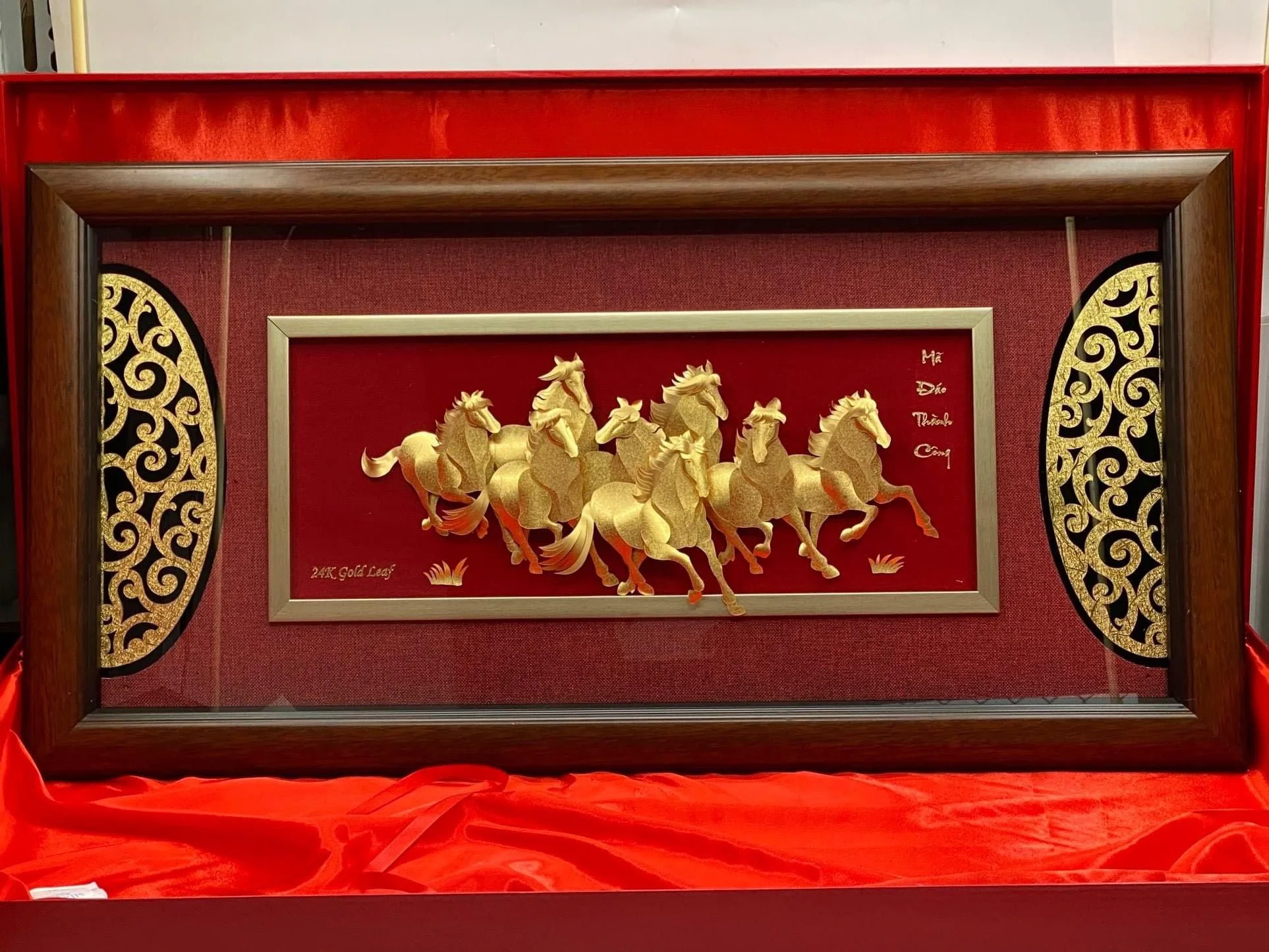 tranh ngựa mạ vàng