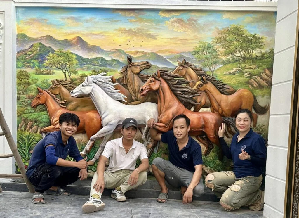 Tranh mã đáo thành công 8 ngựa trắng red mặt trời khách hàng chụp cùng tranh