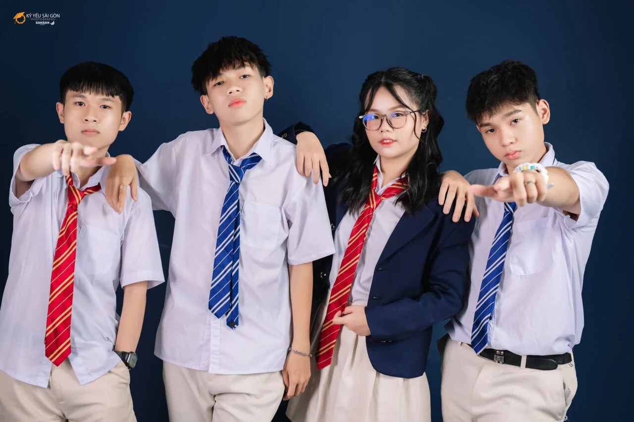 hình ảnh học sinh cấp 2 mặc đồng phục phong cách hiện đại chụp tại studio