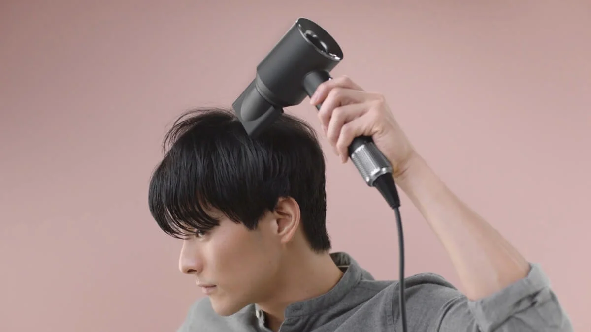 Cách tạo kiểu tóc side part 7/3 tại nhà bước 2