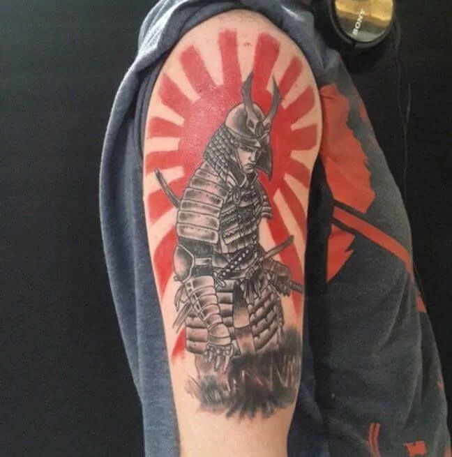 Hình xăm samurai trên vai với nền mặt trời đỏ