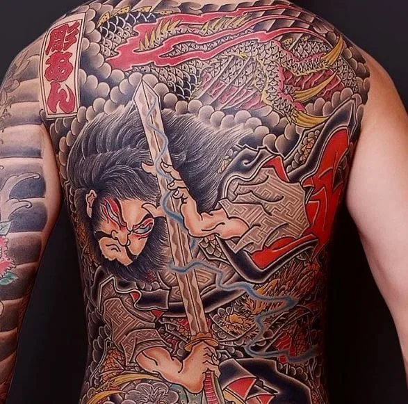 Hình xăm samurai toàn lưng màu đỏ đen với kiếm