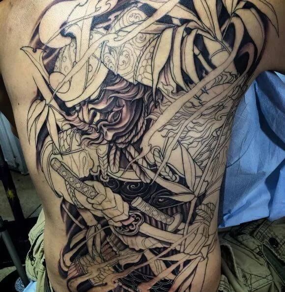 Hình xăm samurai trên pải người với nét vẽ đen trắng