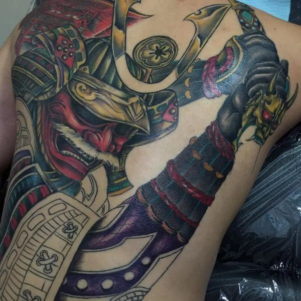 Hình xăm samurai màu sắc trên vai với nón batalla