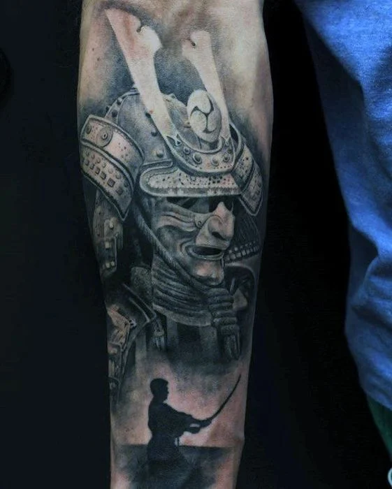 Hình xăm samurai trên chân với nón batalla cổ