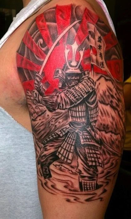 Hình xăm samurai tay trên với nền mặt trời mọc đỏ