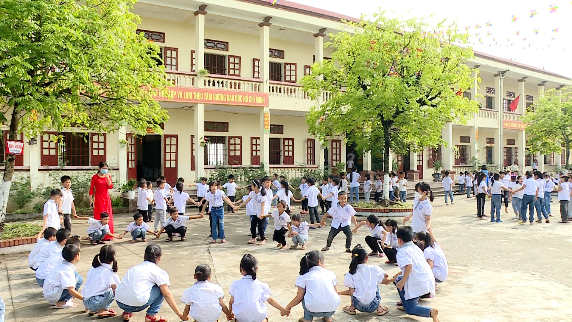 Học sinh tiểu học sinh hoạt ngoại khóa tại sân trường