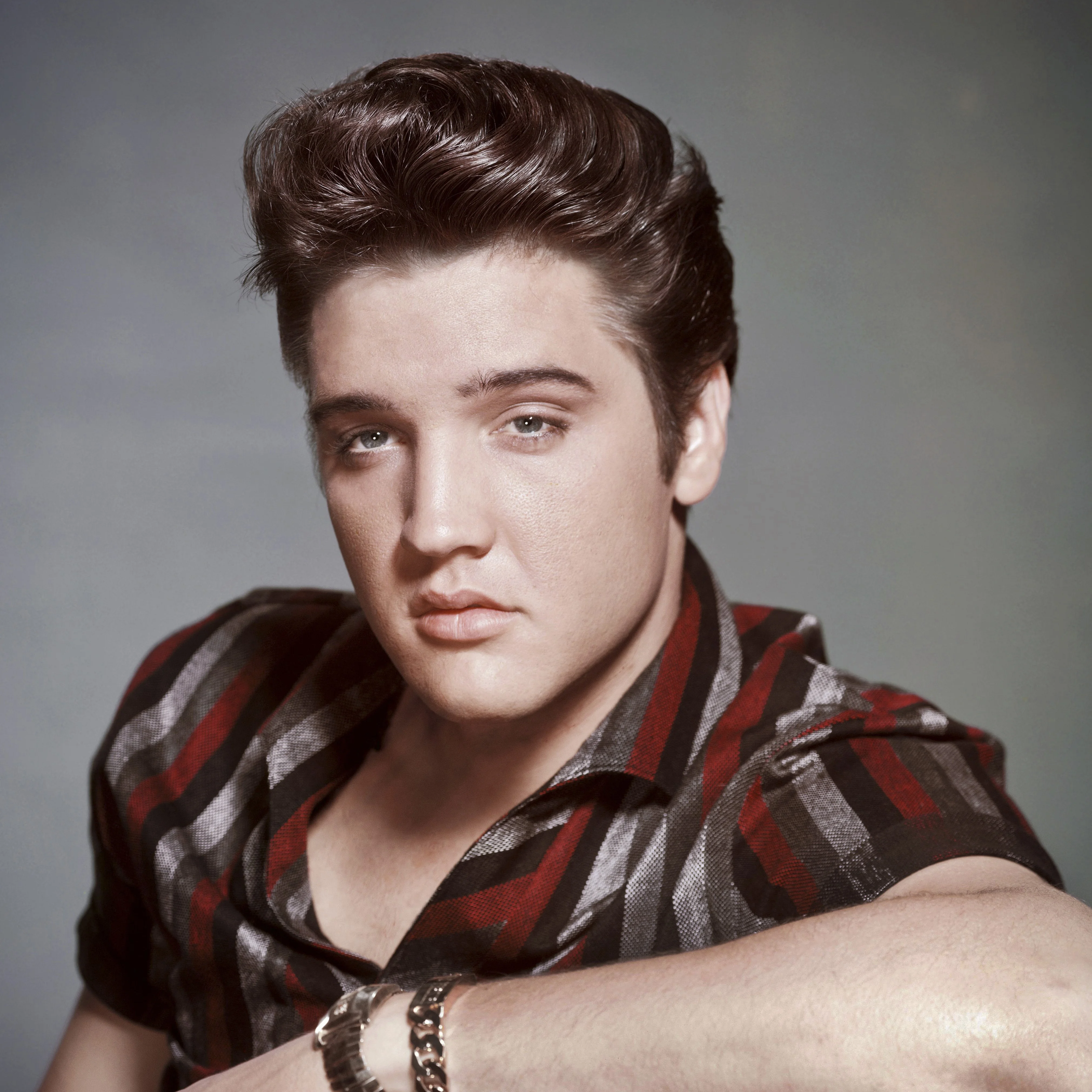 Ảnh chân dung Elvis Presley trong áo sơ mi kẻ