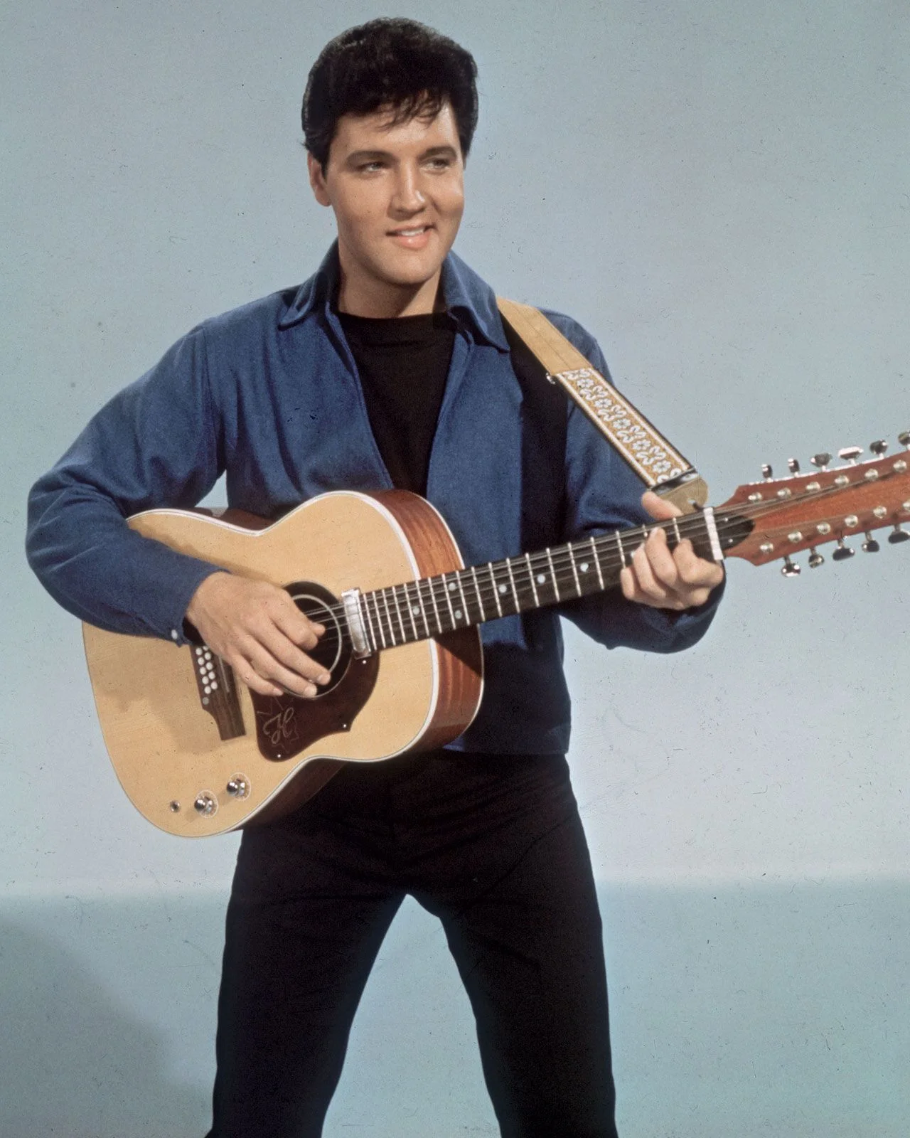 Elvis Presley cầm đàn guitar biểu diễn