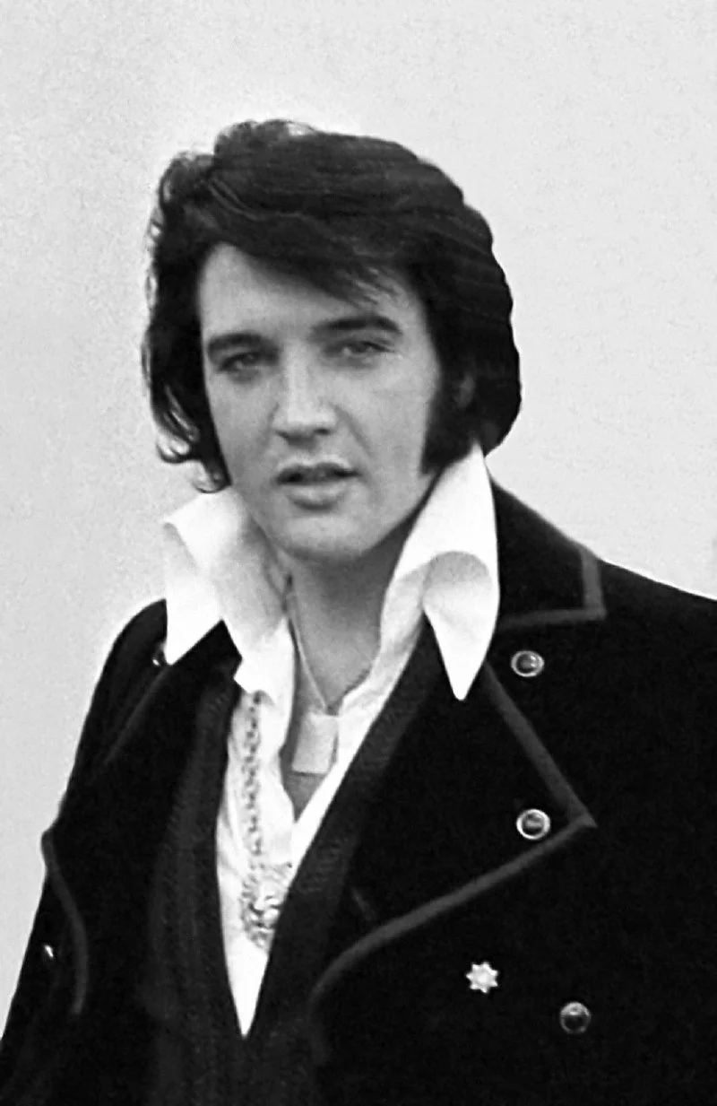 Chân dung Elvis Presley mặc áo vest đen cổ rộng