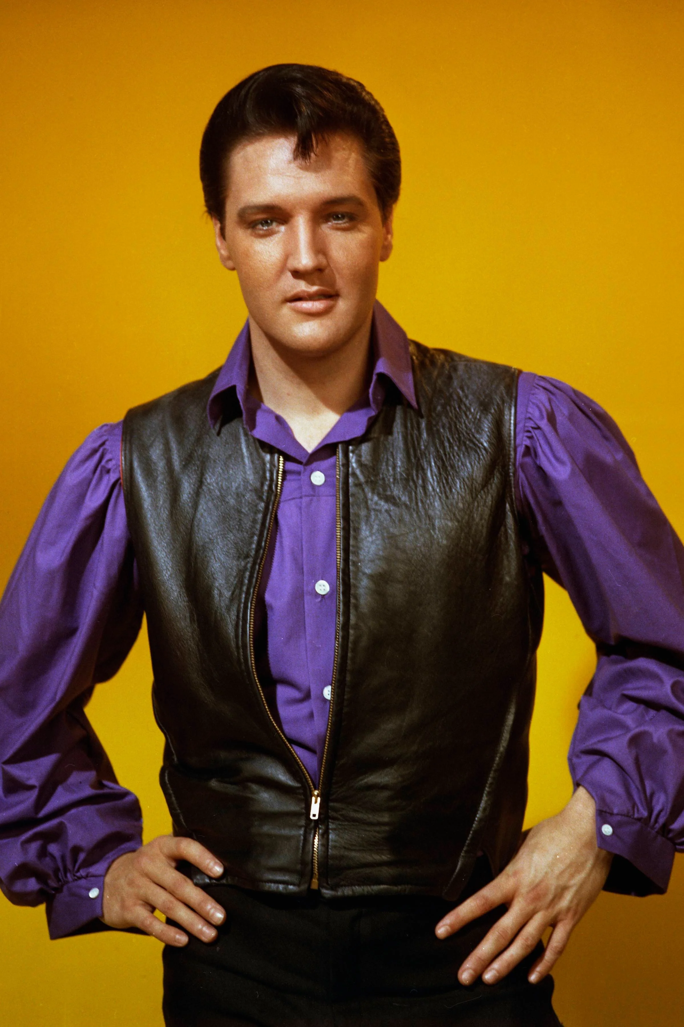 Ảnh Elvis Presley mặc áo tím và áo vest da