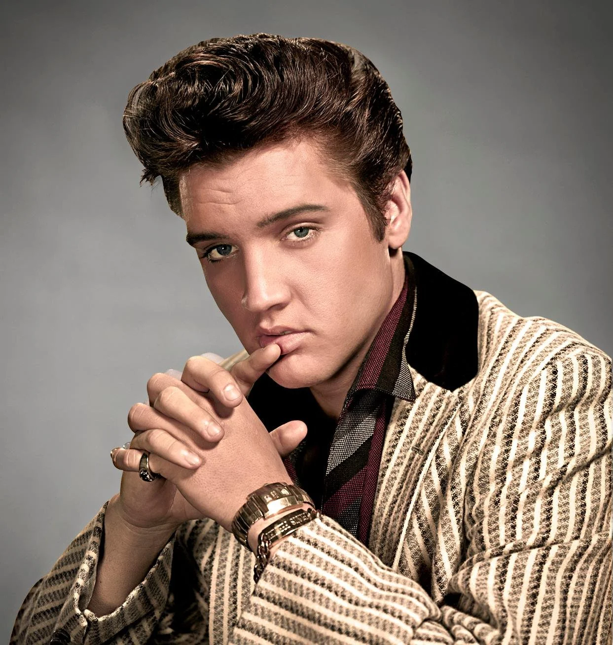 Ảnh chân dung Elvis Presley chống tay và mỉm cười