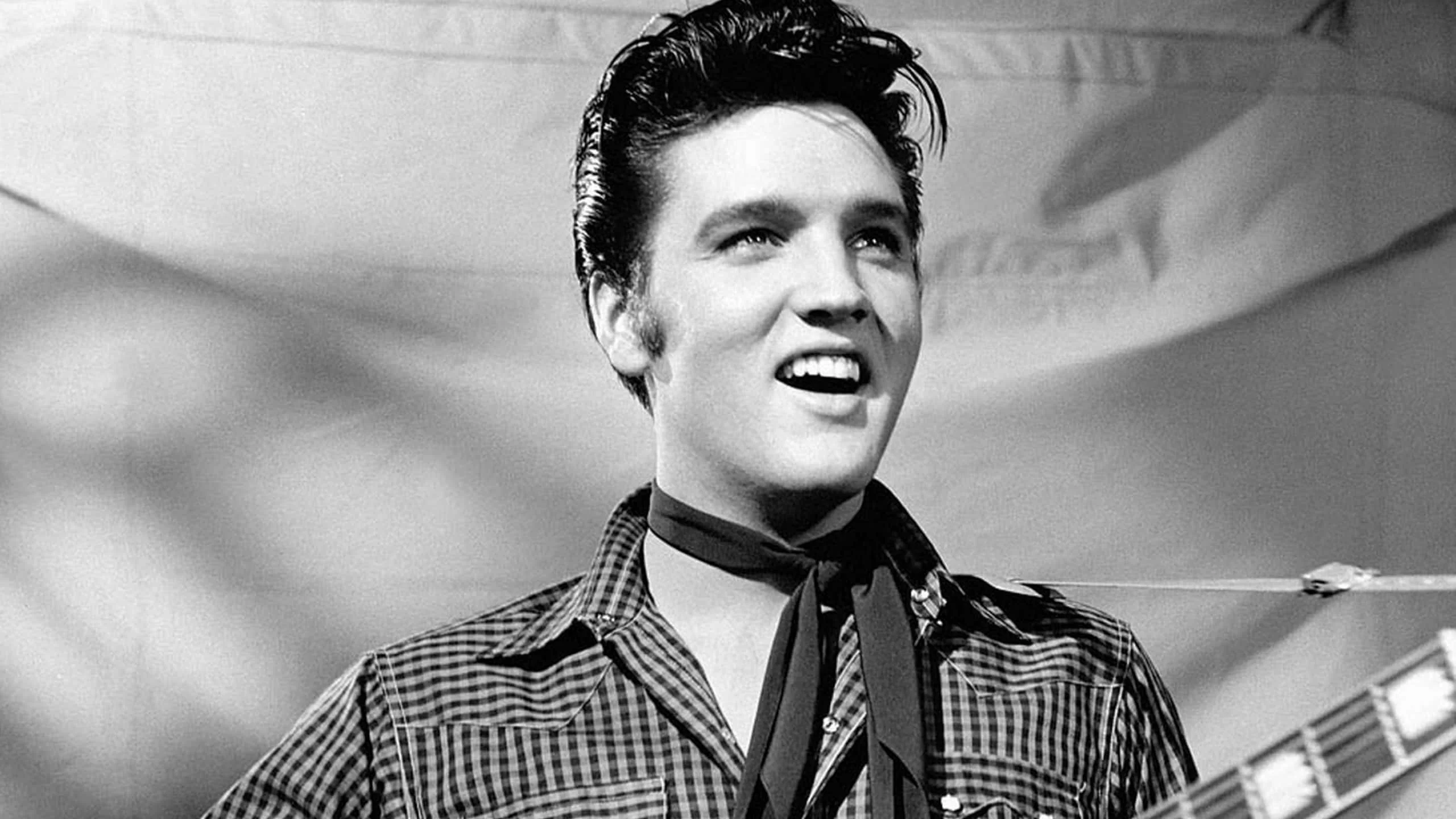 Chân dung nam ca sĩ Elvis Presley thời trẻ trong ảnh đen trắng
