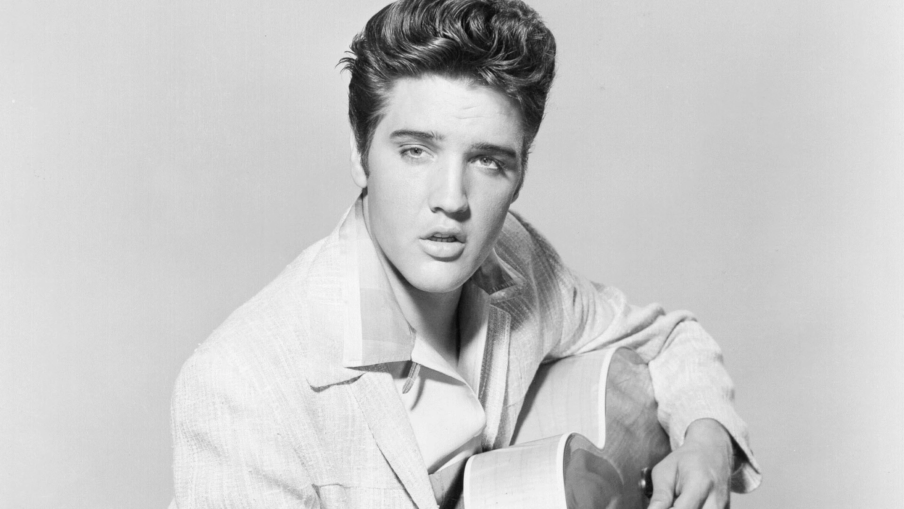 Ảnh chân dung Elvis Presley mặc sơ mi sáng màu