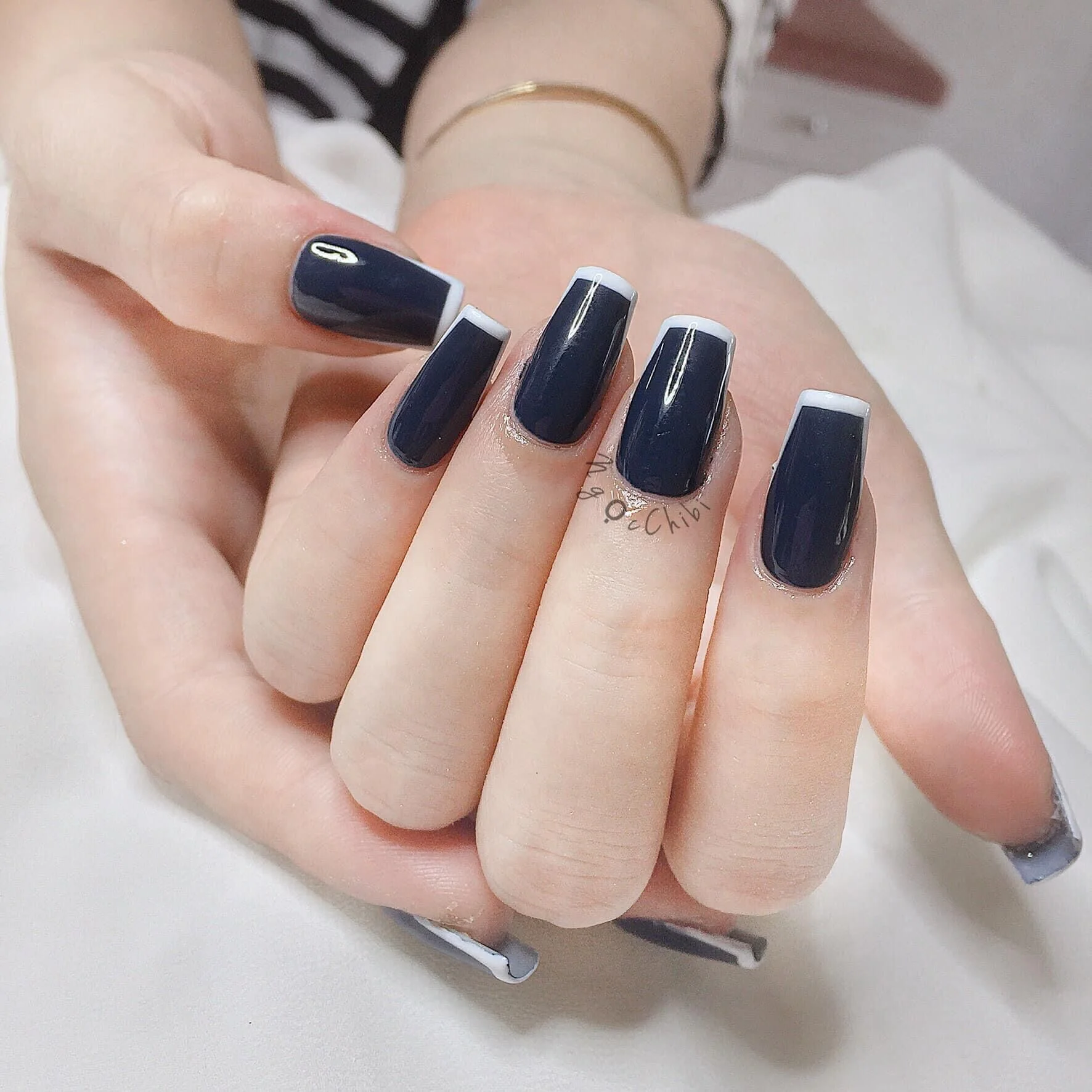 Mẫu nail đẹp xanh navy bóng với đầu móng vuông dài