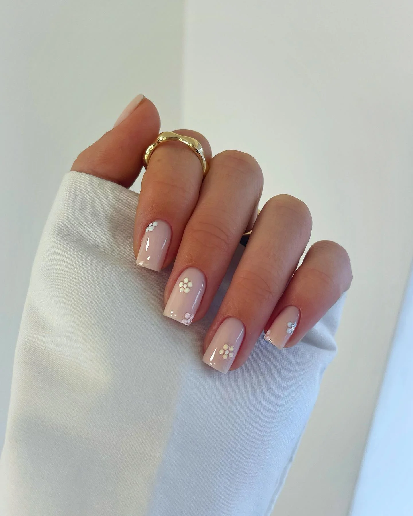Mẫu nail hồng mauve dáng vuông với họa tiết hoa trắng tinh tế