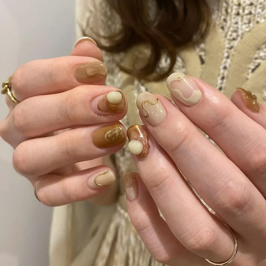 Mẫu nail đẹp tông xanh olive và nude với họa tiết hoa nổi