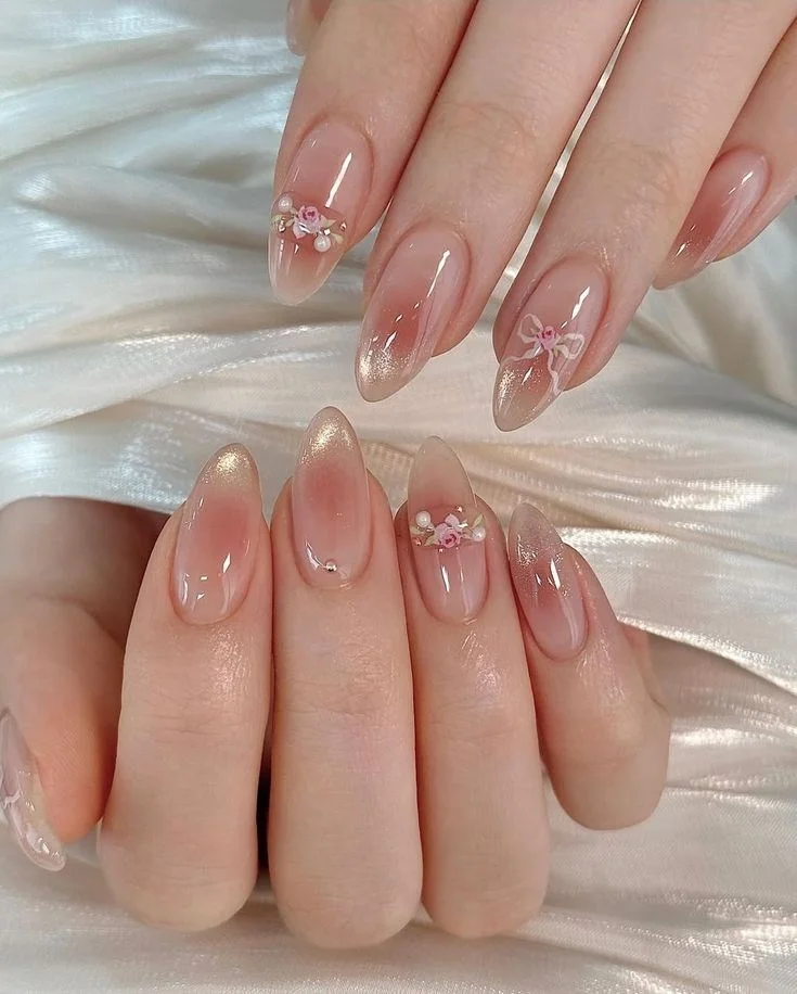Mẫu nail đẹp màu hồng sữa dáng hạnh nhân với hoa nổi và nhũ ánh kim