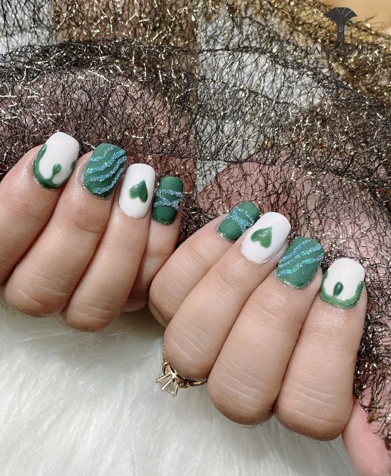 Nail xanh rêu pha trắng họa tiết trái tim, giọt nước,...
