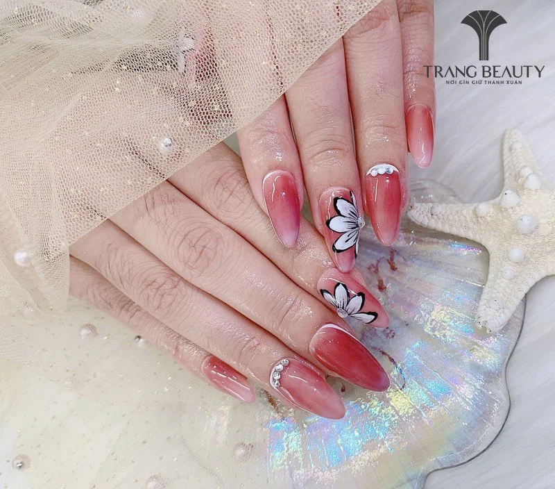 Nail màu hồng ombre họa tiết hoa đính đá đẹp mắt