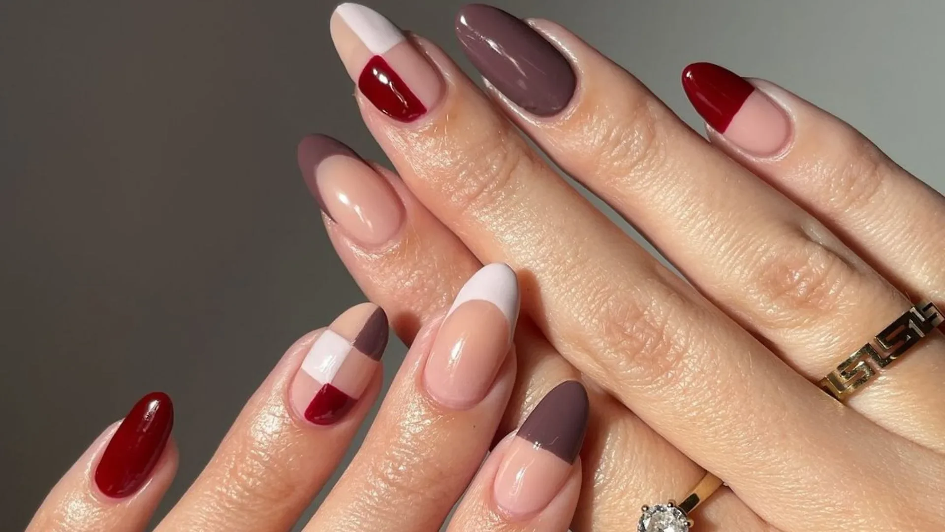 Mẫu nail đẹp kết hợp màu nude, đỏ rượu và đầu móng kiểu Pháp