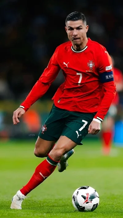 hình nền ronaldo đá bóng ở sân nhà