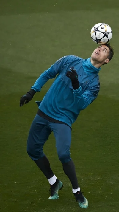 Ronaldo kỹ thuật khống chế bóng bằng ngực