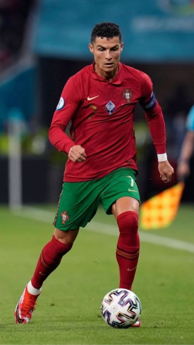 Ronaldo kiểm soát bóng trên sân cỏ