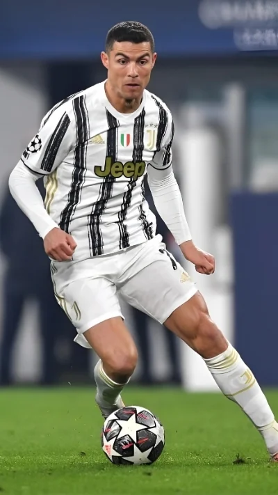 Cristiano Ronaldo thi đấu trong màu áo Juventus