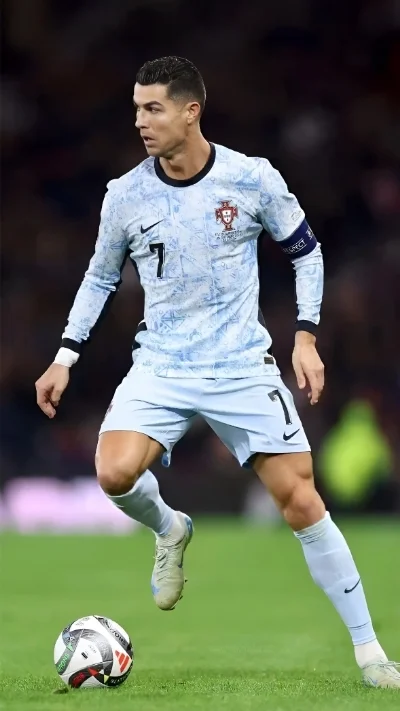 Ronaldo dẫn bóng trong màu áo đội tuyển Bồ Đào Nha