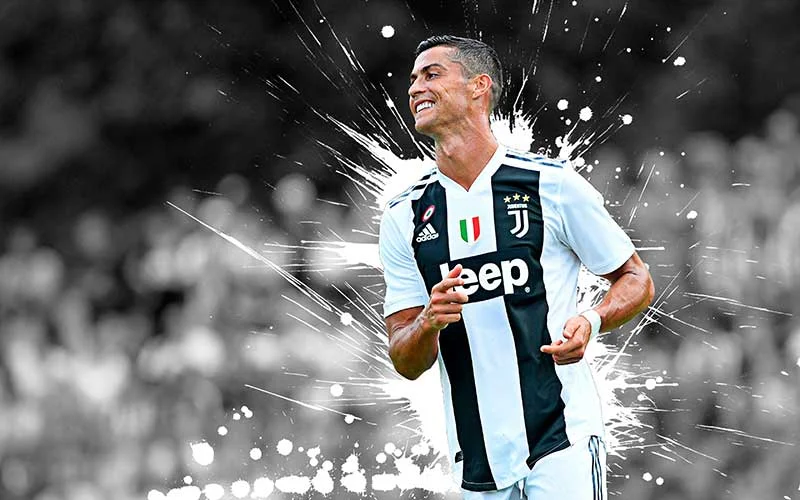 Cristiano Ronaldo cười rạng rỡ trong màu áo Juventus với hiệu ứng ánh sáng