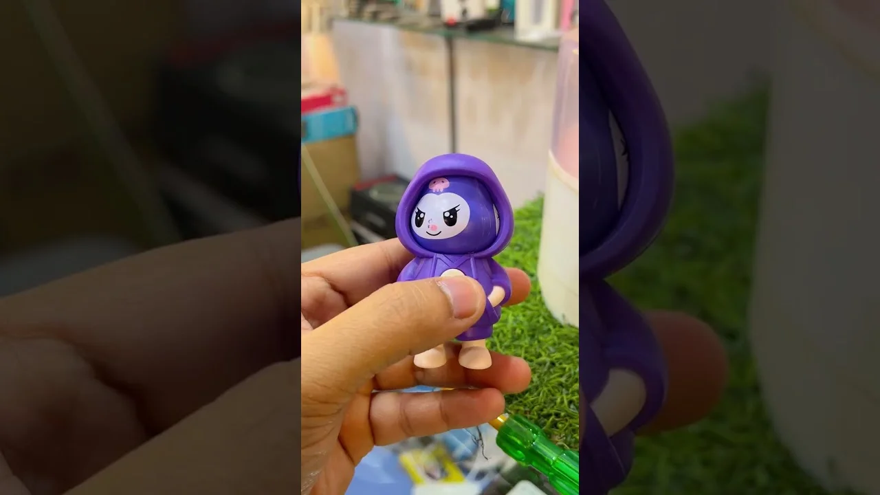 Mô hình Kuromi màu tím đáng yêu liên quan đến tranh tô màu Kuromi, được cầm trên tay trong không gian trong nhà