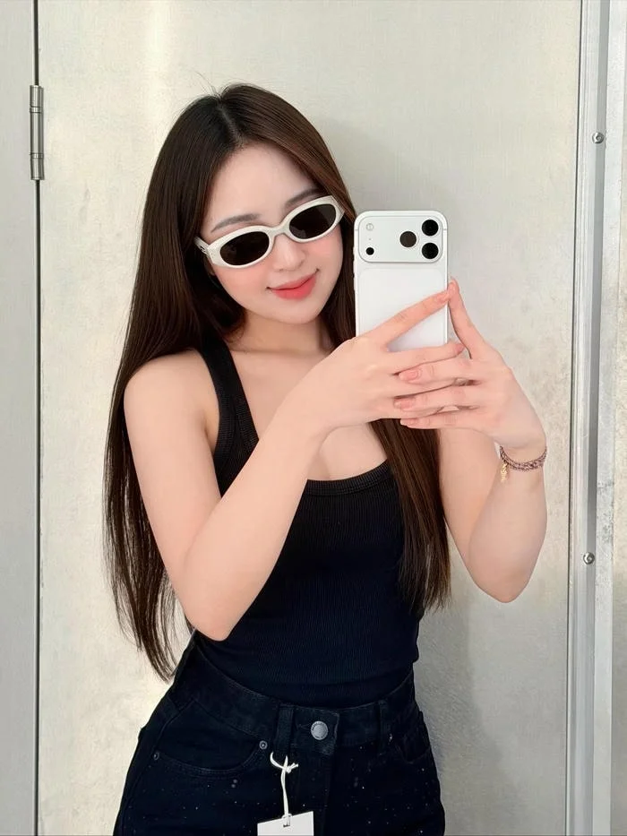 tạo dáng thu hút ánh nhìn lê phương anh bikini sexy