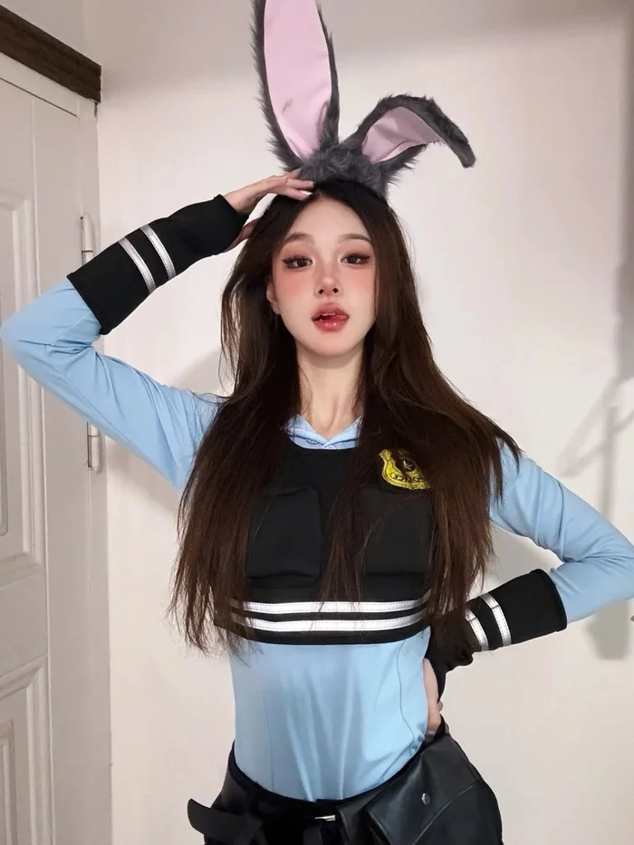 Cosplay thỏ đen với phụ kiện sang chảnh