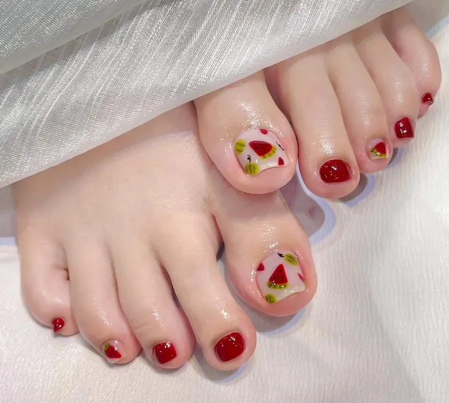 Mẫu sơn móng chân Tết họa tiết trái cây (2)