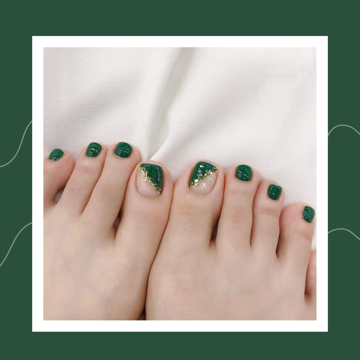 Mẫu móng chân đẹp màu xanh lá đính nhũ lấp lánh thanh lịch